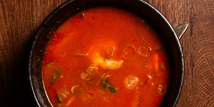 Korean spicy soup (korejská pikantní polévka s mořskými plody)