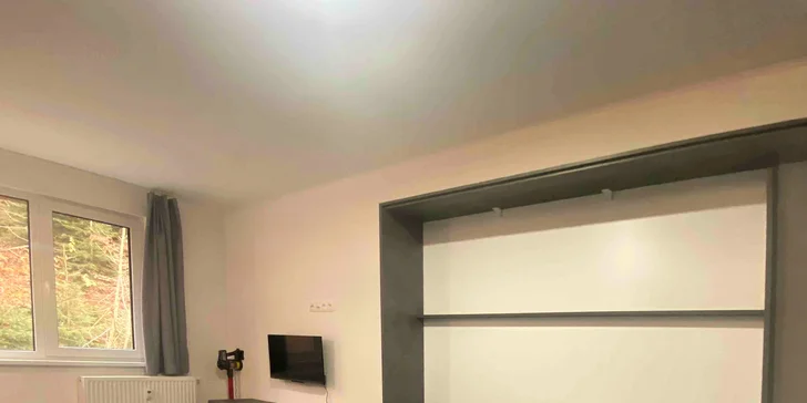 Ubytujete sa v Apartmáne pod horami, ktorý je vzdialený cca 6 km od Jáchymova.