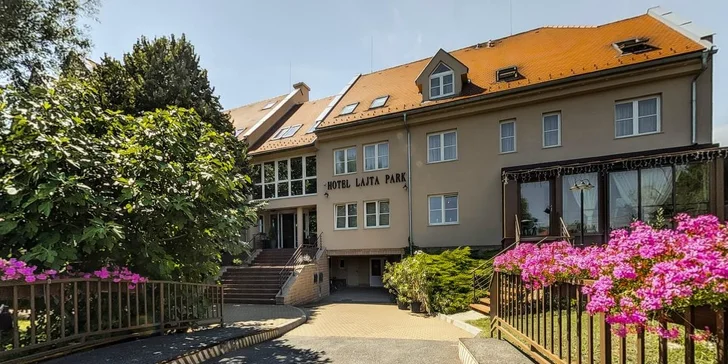 Hotel Lajta Park**** leží v centre mesta vedľa pešej zóny, v príjemnom prostredí so záhradou a potôčikom.