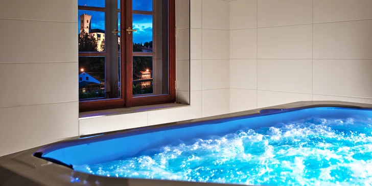V hotelu je wellness s horkou vířivkou plnou bublinek – v nabídce najdete i vouchery, které vám tu rovnou zajistí hodinové privátní lenošení a lahev prosecca.