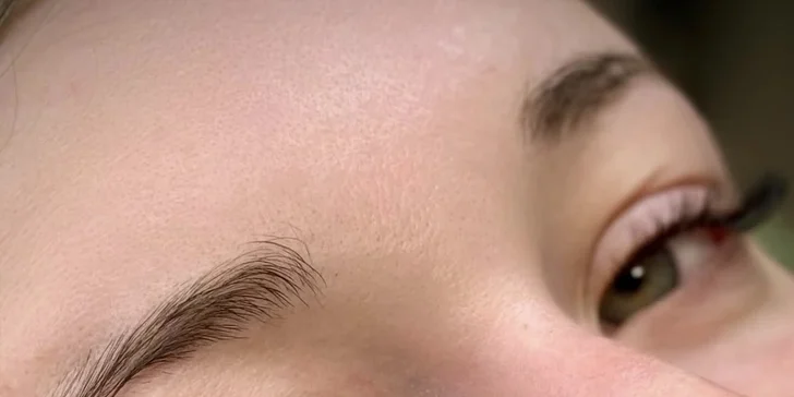 Jednou z variant je 70minutové kosmetické ošetření zahrnující čištění pleti, hydrataci či lifting, peeling a masku.