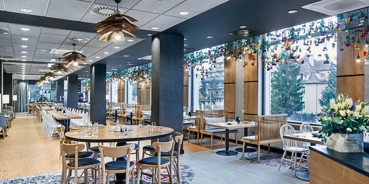 V hotelové restauraci ochutnáte jídla nejen regionální kuchyně.