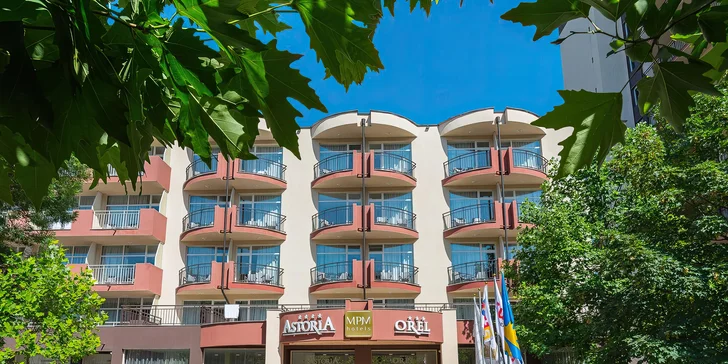 Zájezd je včetně letenky a transferu z letiště k hotelu a zpět.