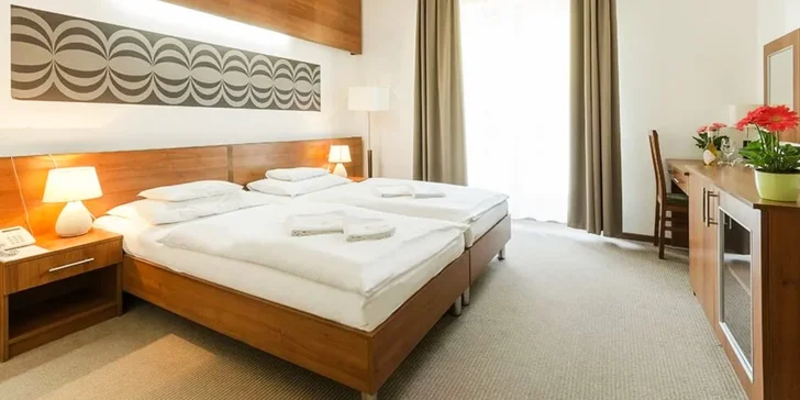 Hotel ponúka tri kategórie klimatizovaných izieb s balkónmi.
