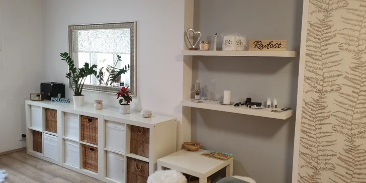 Salon je vybaven moderně, ale zároveň útulně. Je zde i dětský koutek na posezení a hraní.