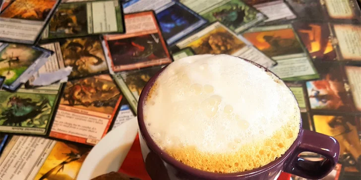 Ve hře je třeba pěkně napěněné cappuccino se sušenkou. 