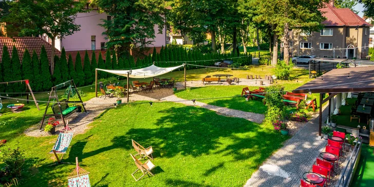 Hotel je obklopený malebnou záhradou.