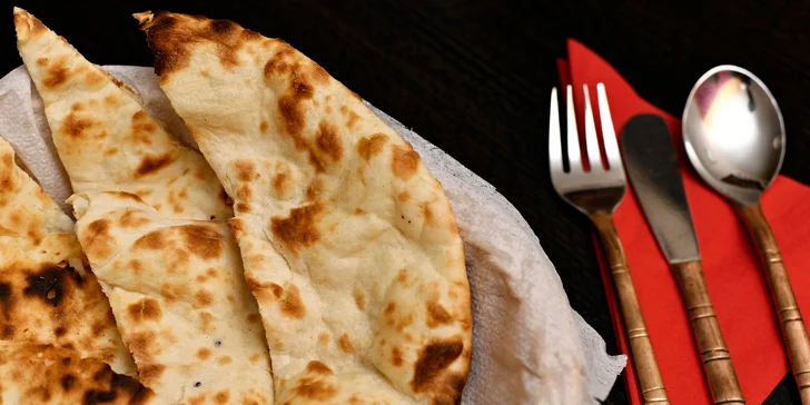 K hlavním chodům dostanete i rýži a tradiční chléb naan.