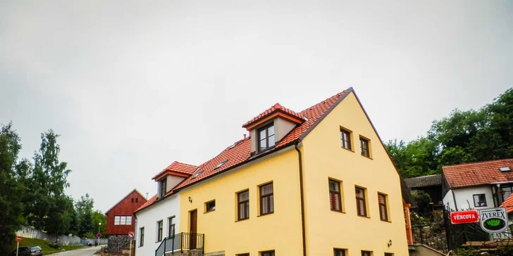 Parkovanie nemusíte riešiť, zaparkujete zadarmo priamo pri apartmánoch.