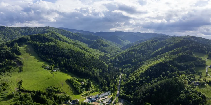 Ak vás to ťahá von, vydajte sa k zrúcanine hradu nad obcou a užite si výhľady, ktoré stoja za každý krok do kopca.
