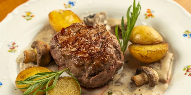 A skvěle vypadá i filet mignon z pravé svíčkové na omáčce z beskydských hříbků a s pečenými brambůrky grenaille.