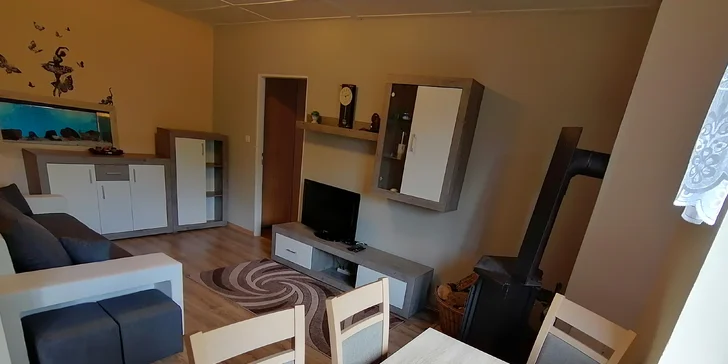 Nebude chýbať ani obývacia časť s televíziou a jedálenským stolom.