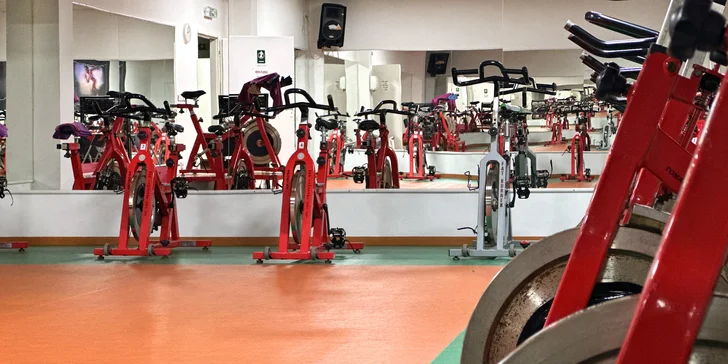 Ve fitku je pro vás na ploše 370 m² rozmístěno 40 stanovišť vybavených profesionálními a vysoce efektivními stroji značky Vita a činkami v rozmezí 2–60 kg. 