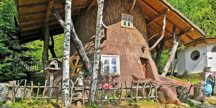 Rodinný pobyt v Pohádkové vesničce: polopenze i vstup do bazénu a wellness