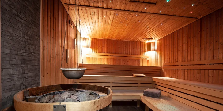  Součástí je také saunárium s 5 druhy saun, užít si můžete kosmetické či wellness služby (vše za příplatek).