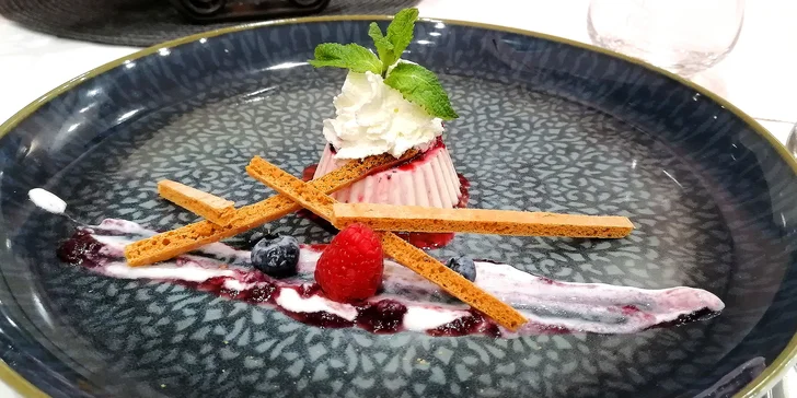 Na závěr si vychutnáte pistáciovou panna cottu s čerstvým ovocem.