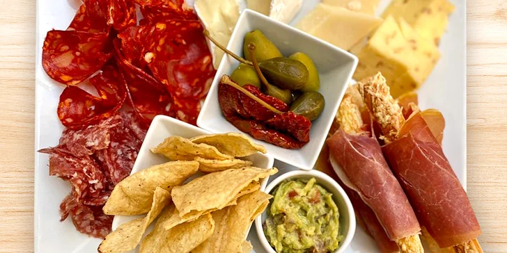 Pochutnejte si: červené nebo bílé víno a Grand Tapas talíř pro 2 osoby