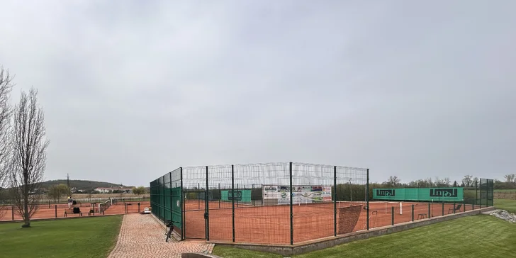 Okolitá krajina láka na prechádzky, cykloturistiku aj pešie túry, napríklad po NS Údolím Labe (cca 7 km).