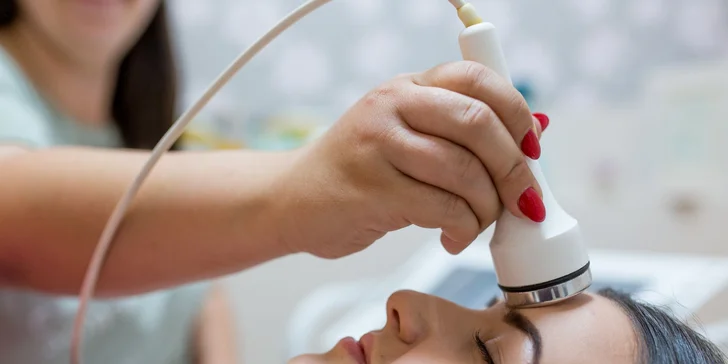 Mezoterapia zapracováva kyselinu hyalurónovú a vitamíny hlboko do pokožky pre okamžitý lifting.