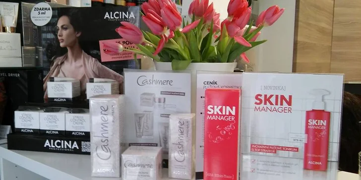 Zkušená kosmetička pracuje s produkty německé značky Alcina.