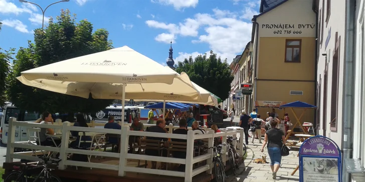 Za hezkého počasí lze sedět i před kavárnou.