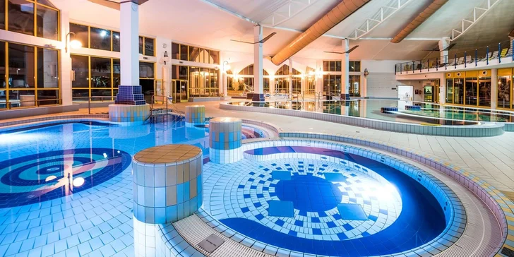 Kráľovské termální lázně a aquapark Sárvár se nacházejí naproti hotelu.