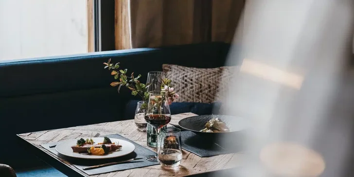 Vaří tu regionální speciality a na menu nechybí ani vegetariánská a veganská jídla. 