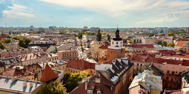 Hotel leží přibližně 8 km od centra, na pomezí města a přírody, v bezprostřední blízkosti lesa. 