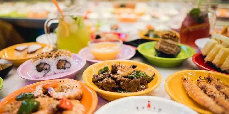 Na jezdících pásech jsou sushi rolky, grilované dobroty, polévky, saláty, dezerty a mnoho dalšího. 