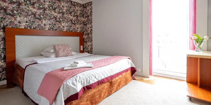 Na výběr budete mít dvoulůžkový nebo třílůžkový pokoj, oba s možností jedné přistýlky, nebo apartmán i s kuchyní.