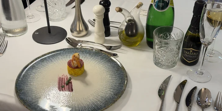 V případě šestichodového menu se těšte na „jednohubku“ ze smažené krevety a šafránového rizota.