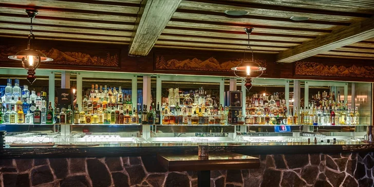 Počas večerných hodín majú hostia k dispozícii lobby bar s vinotékou.