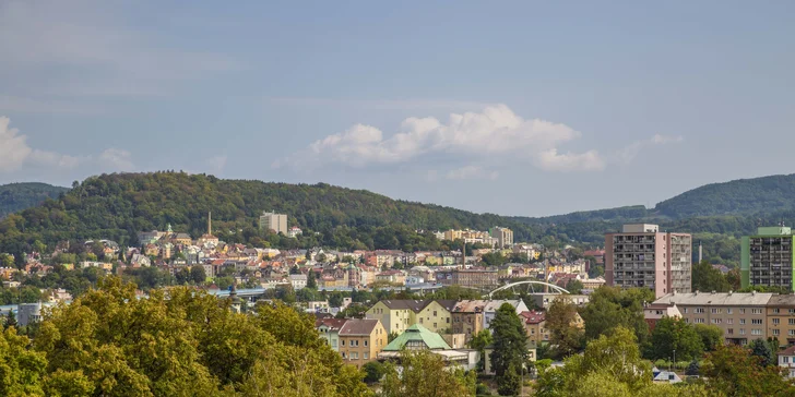 A kam se vydat na výlet? V rámci turistického balíčku zavítáte na děčínský zámek se zahradami, kam máte vstupenku pro dva. 