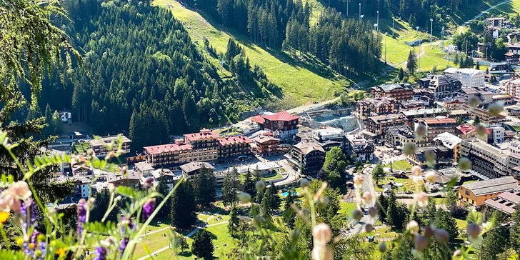 V okolí jsou kilometry značených stezek pro turisty a cyklisty. 