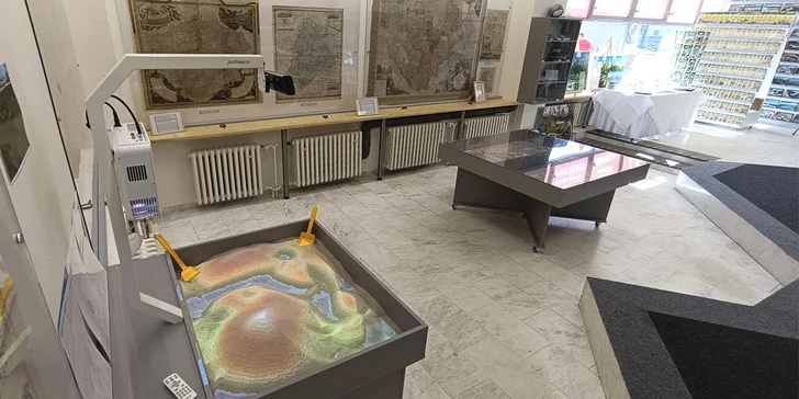  Otestujete své znalosti na slepé malované mapě České republiky nebo si vyformujete svůj model krajiny na interaktivním pískovém modelu.
