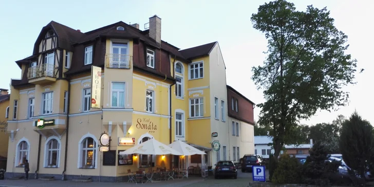 Hotel Sonáta leží 750 m od centra a necelé 3 km od kolonády.