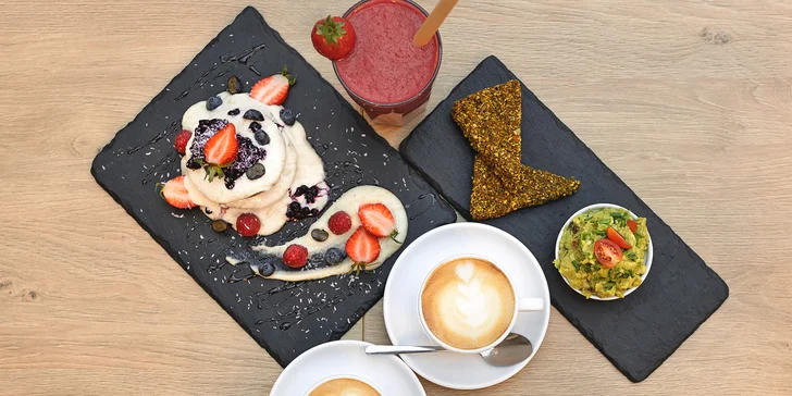 Raw veganská snídaně, káva i "mléčný" koktejl pro jednoho nebo dva na Starém Městě
