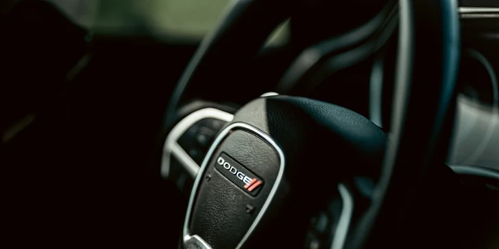 Auto má nepříliš vídanou barvu Lamborghini green, pod kapotou ukrývá 400 koní a jede max. rychlostí až 260 km/hod.