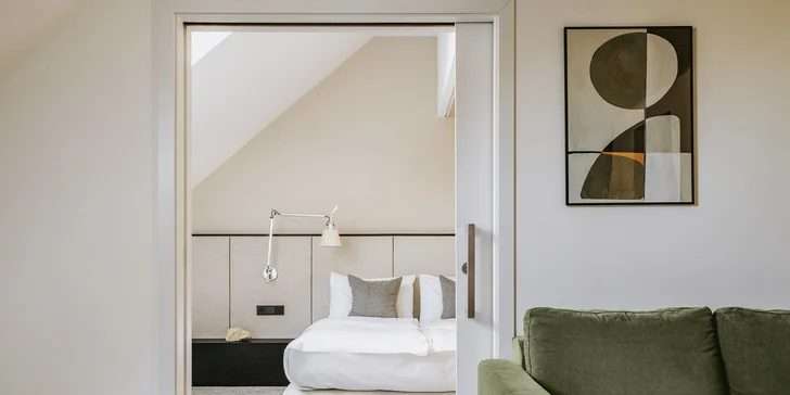 Nechybí ani minibar, případně i příslušenství na přípravu čaje a kávovar. 