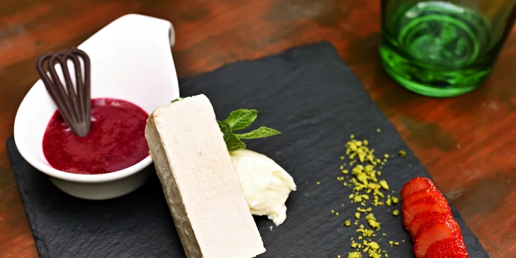 Na závěr si vychutnáte nugátový parfait s Ron Zacapa 23y a višňovým coulis.