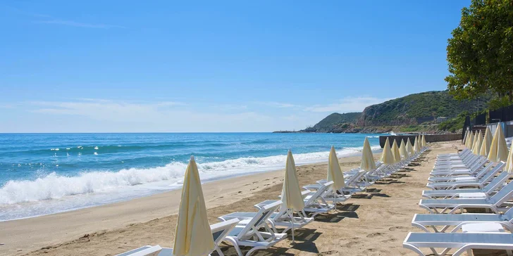 Pokud existuje místo, kde se definice „u pláže“ bere doslova, je to právě Floria Beach Hotel. 