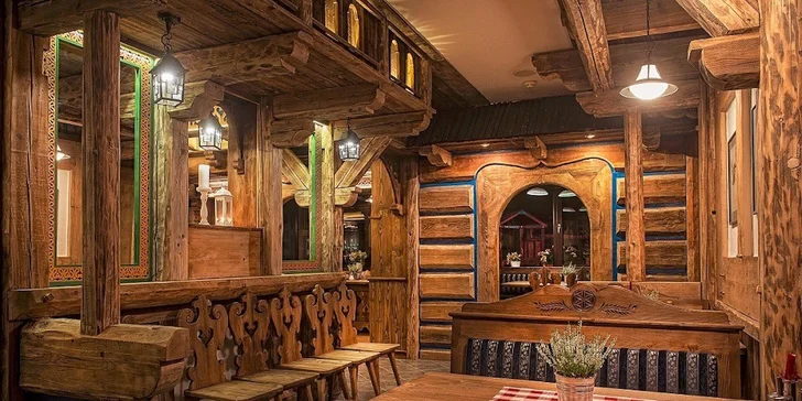 V priebehu víkendu servírovaná večera s tematickým večerom so živou hudbou a špeciálnym menu (špeciality z diviny, domáce paštéty, chuťovky z lesných húb, čučuoriedok a brusníc).