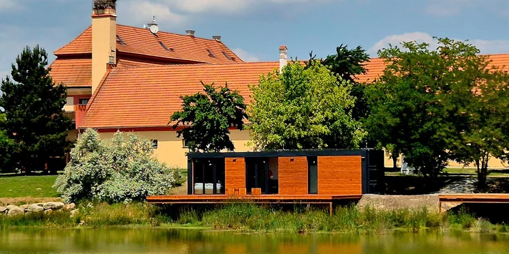 Pobyt u jezera na jihu Čech: domek s terasou a snídaní, obora se zvířaty i safari projížďka