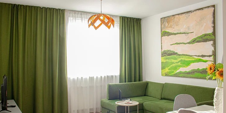 Pripravené sú jednolôžkové a dvojlôžkové izby aj priestranné apartmány.