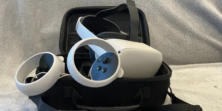 Ten obsahuje 1 headset VR, 2 ovladače, rychlonabíječku, hygienický silikonový povlak na polstrování a samozřejmě i návod na ovládání brýlí.