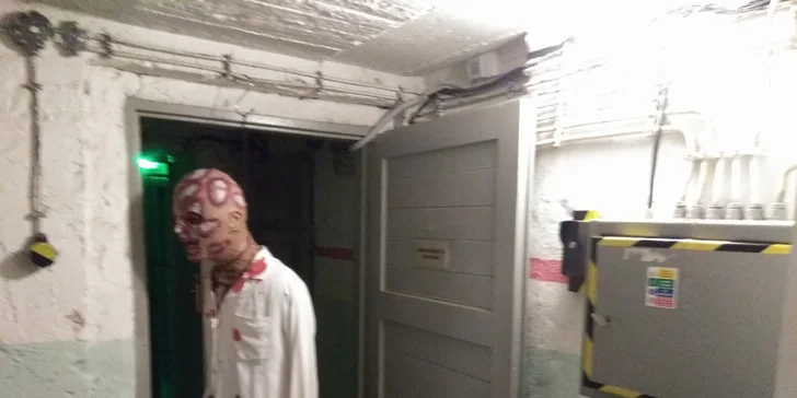  Jediné škrabnutie alebo uhryznutie infikuje zasiahnutého, ktorý sa okamžite začne meniť na zombie