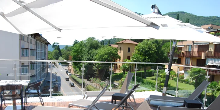 Na drink zajděte na terasu hotelu, kde nabízí i lahůdky k vínu. A relax na lehátkách.