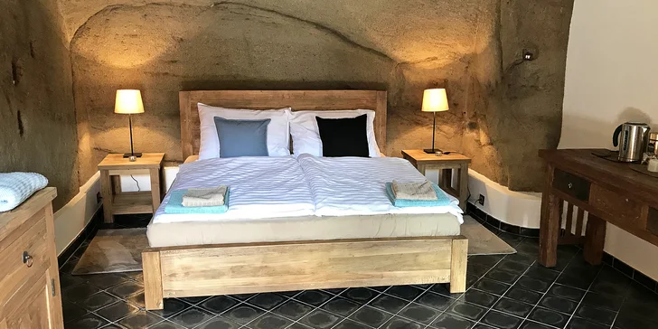  Ubytujete se totiž ve skále, ale zároveň užijete čerstvě povlečenou postel s naducanými polštáři, funkční moderní koupelnu a k tomu snídani.