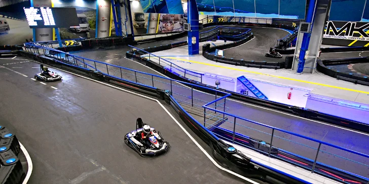 V nabídce arény jsou polohovatelné elektromotokáry pro dospělé i děti, a dokonce i dvě dvojsedadlové motokáry pro páry a rodiče s menšími potomky.