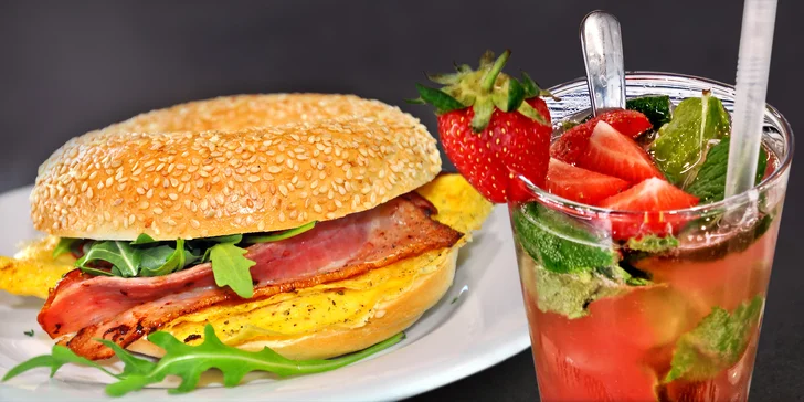 Před prací na snídani: domácí lívance, míchaná vajíčka nebo bagel v Cup and Cake